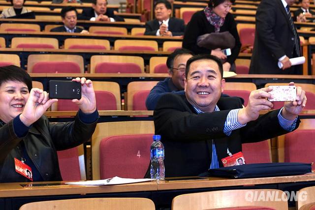 2015北京两会“会议表情”图像志