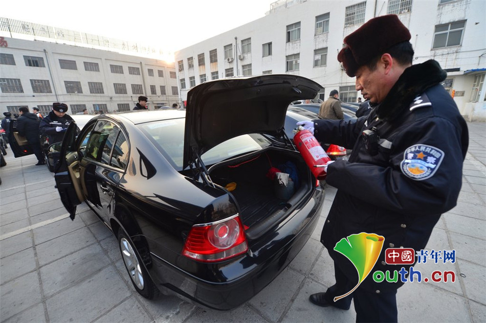 北京：全国两会用车“体检”现场