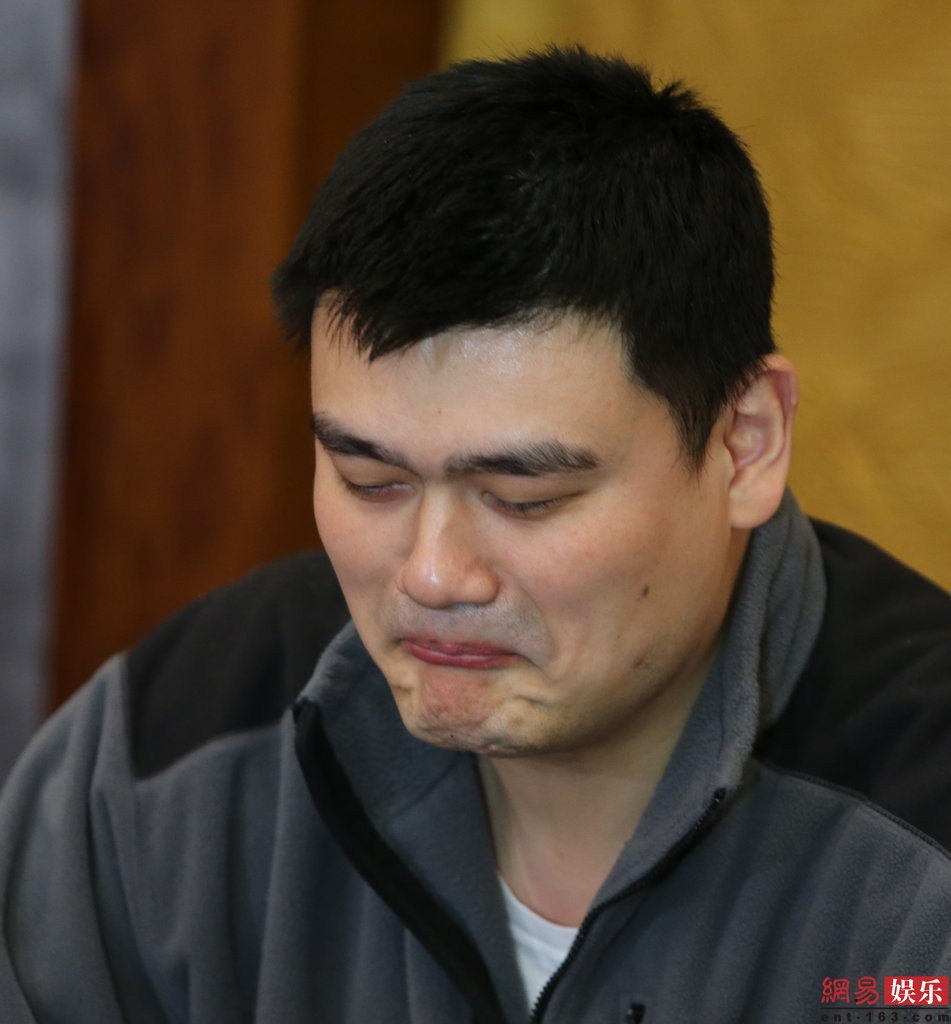 两会明星相:冯小刚发言激动 姚明表情多变