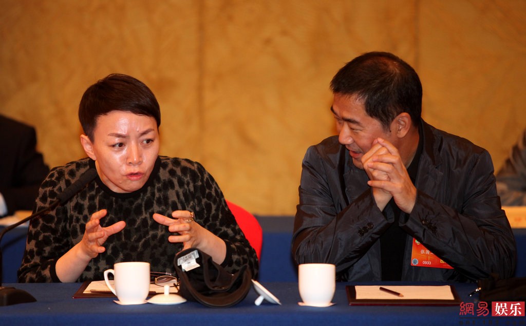 两会明星相:冯小刚发言激动 姚明表情多变