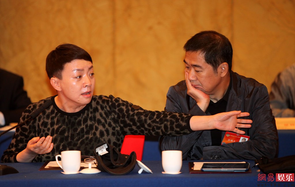 两会明星相:冯小刚发言激动 姚明表情多变