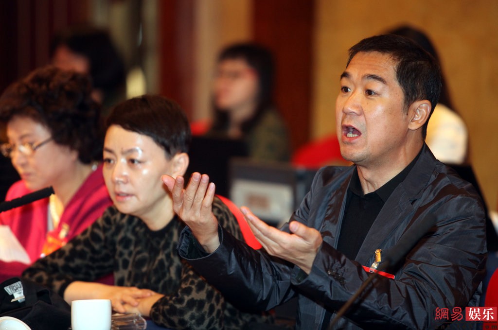 两会明星相:冯小刚发言激动 姚明表情多变