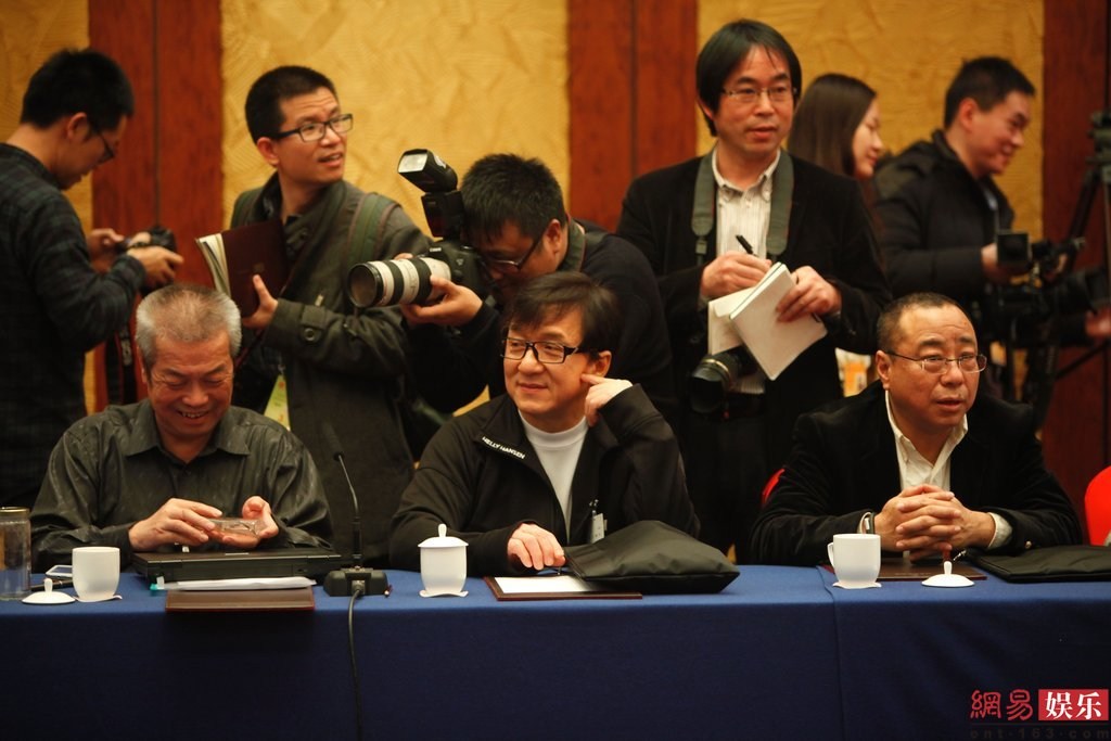 两会明星相:冯小刚发言激动 姚明表情多变