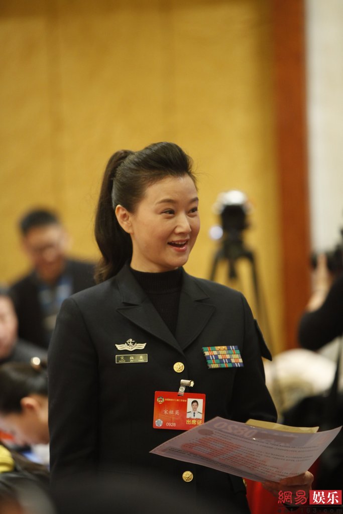 两会明星相:冯小刚发言激动 姚明表情多变