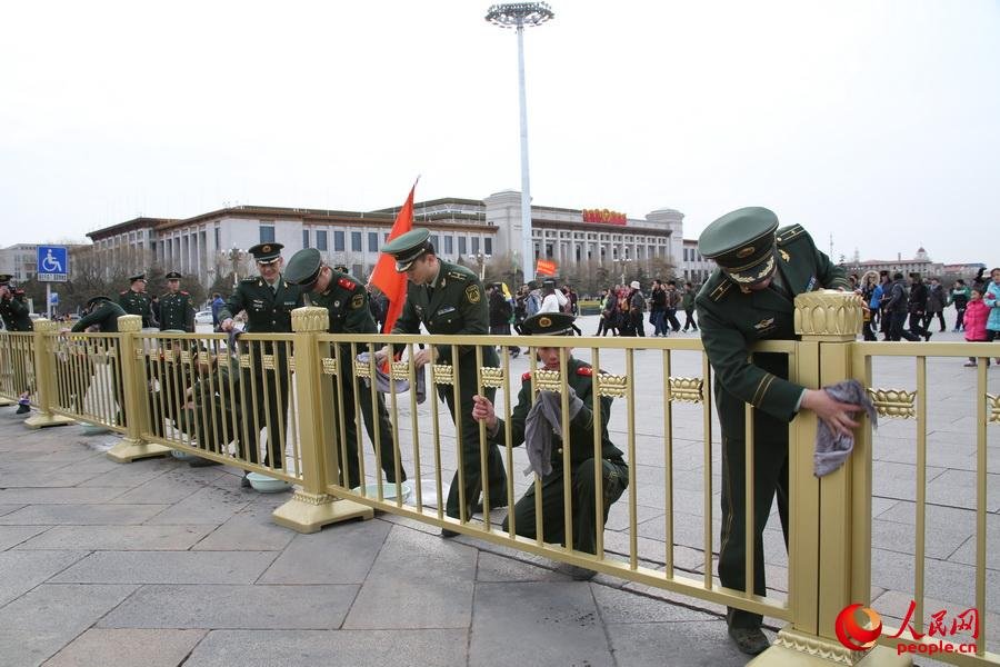 北京迎全国两会数百武警洗天安门护栏