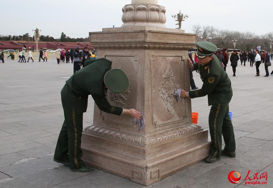 北京迎全国两会数百武警洗天安门护栏