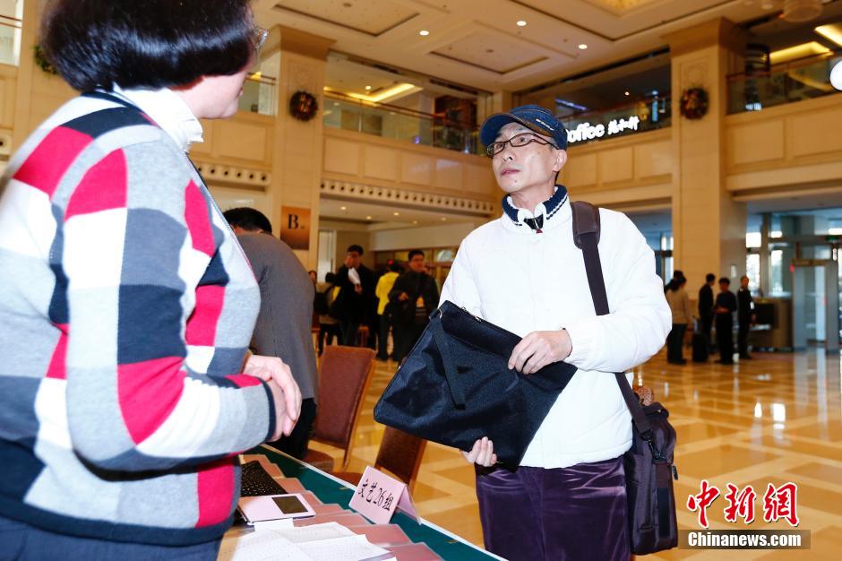 出席全国政协十二届三次会议的委员陆续报到