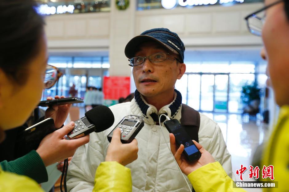 出席全国政协十二届三次会议的委员陆续报到