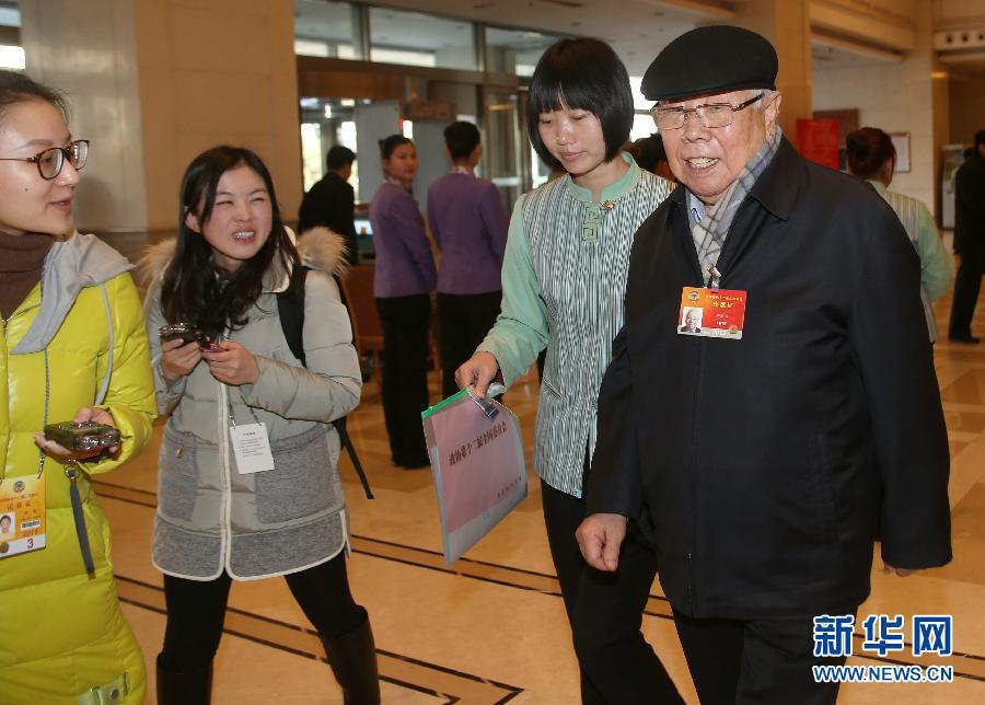 出席全国政协十二届三次会议的委员陆续报到