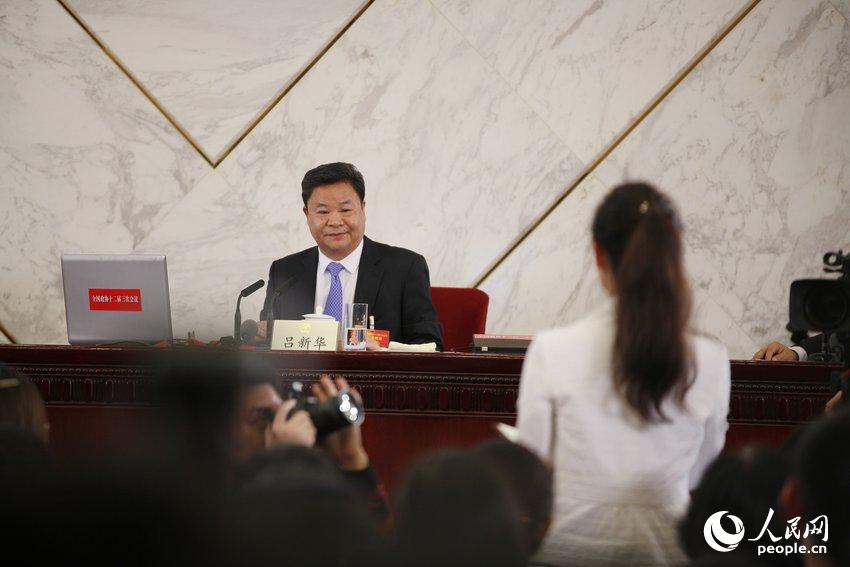 2015两会：遇“反腐大家都很任性”美女翻译卡壳