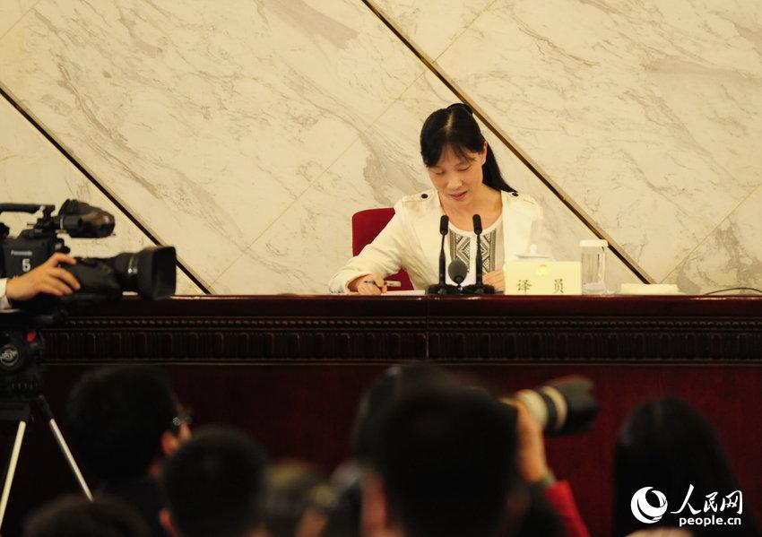 2015两会：遇“反腐大家都很任性”美女翻译卡壳