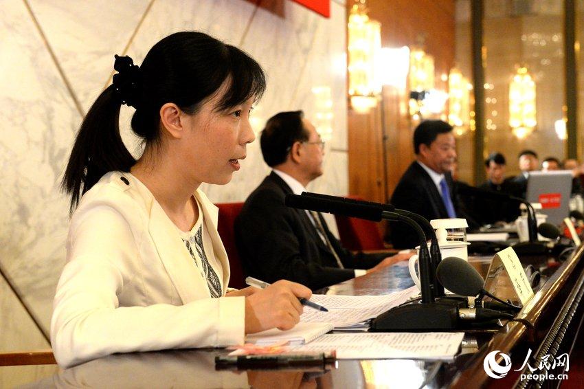 2015两会：遇“反腐大家都很任性”美女翻译卡壳