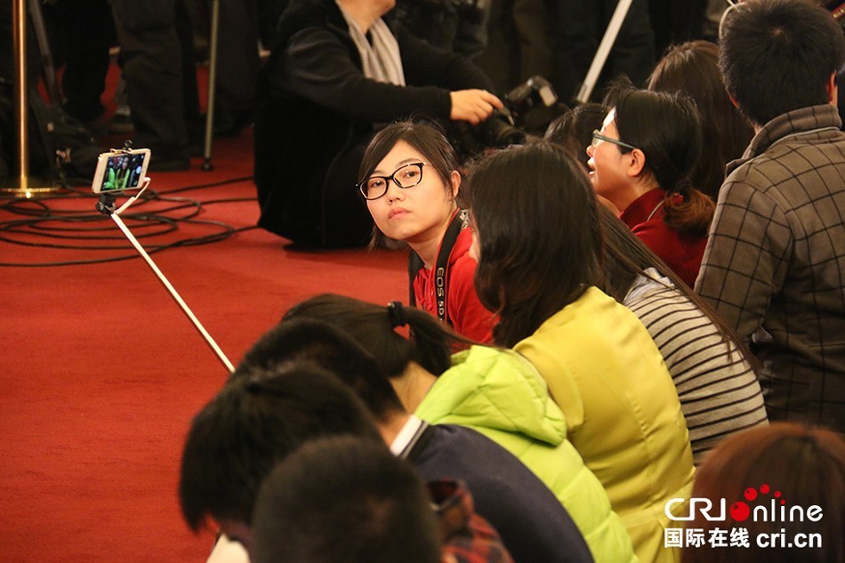 两会新闻发布会 记者用“自拍神器”自拍