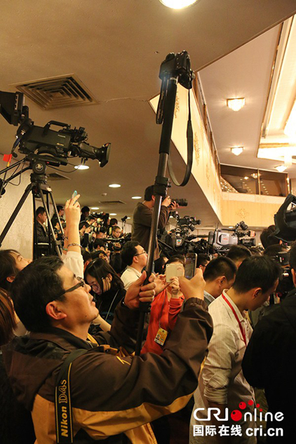 两会新闻发布会 记者用“自拍神器”自拍