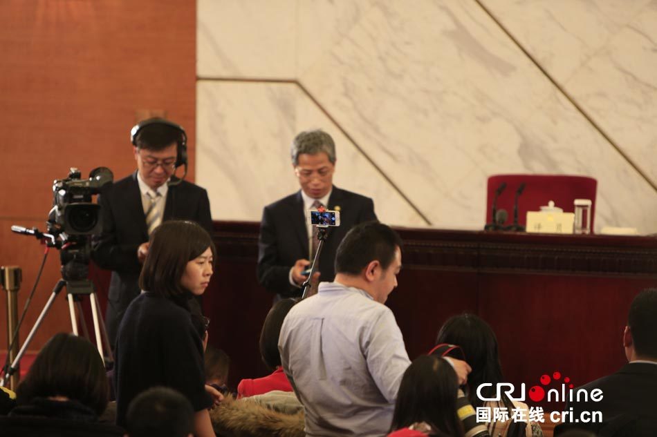 两会新闻发布会 记者用“自拍神器”自拍