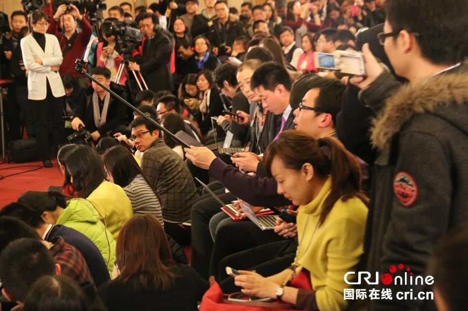 两会新闻发布会 记者用“自拍神器”自拍