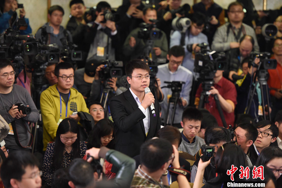 两会每日图片精选：3月3日
