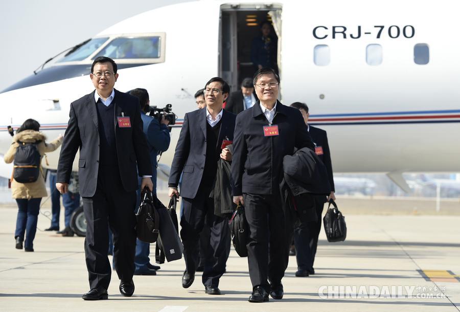全国政协委员抵京 出席全国政协十二届四次会议。