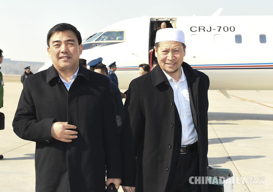全国政协委员抵京 出席全国政协十二届四次会议。