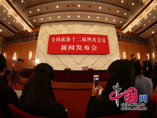 网络记者走向前台 首次在政协大会新闻发布会提问