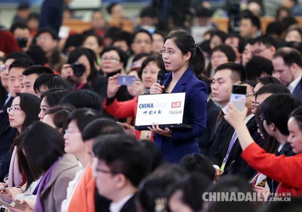 中国日报联合今日头条将网友“提问”带上记者会 总理：这是帮助政府改进工作