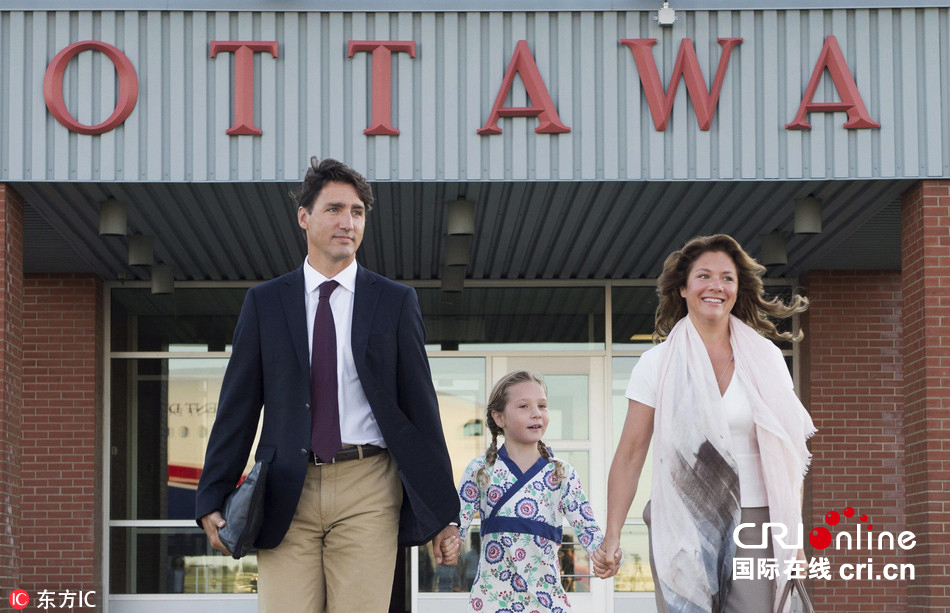 加拿大总理携妻女乘专机前往中国访问