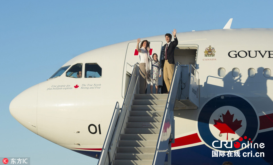 加拿大总理携妻女乘专机前往中国访问