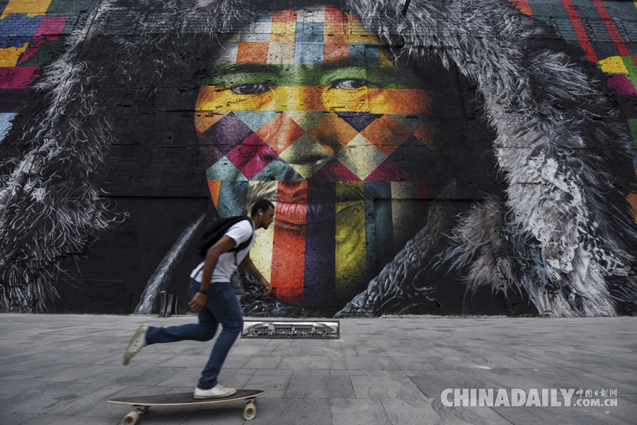 里约奥运大道上的巨幅土著居民喷绘壁画（组图）