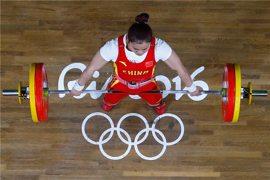 女子举重63公斤级：邓薇两破世界纪录并夺冠