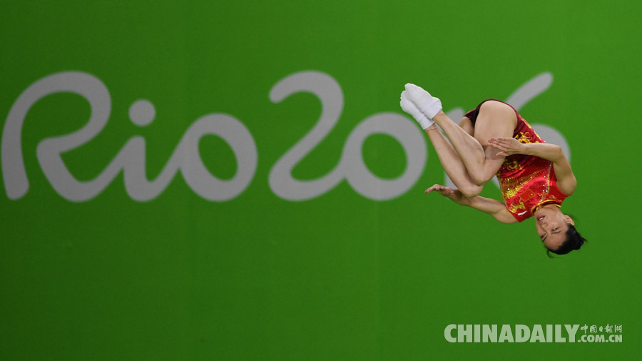 中国选手李丹获得女子蹦床铜牌