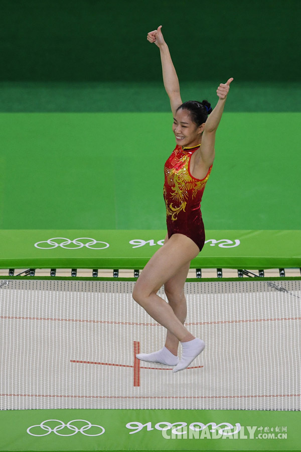 中国选手李丹获得女子蹦床铜牌