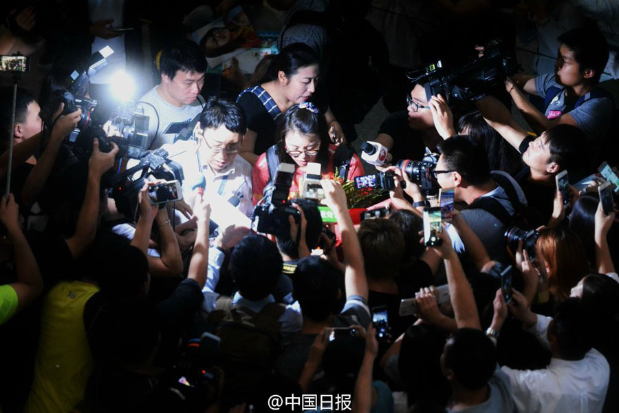 中国游泳队抵达北京 傅园慧和宁泽涛被大批粉丝包围