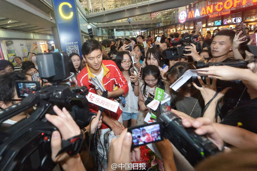 中国游泳队抵达北京 傅园慧和宁泽涛被大批粉丝包围