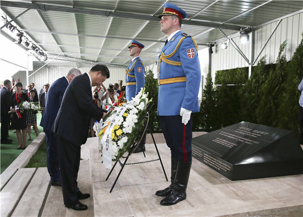 习近平和彭丽媛凭吊在我国驻南联盟使馆被炸事件中英勇牺牲的烈士