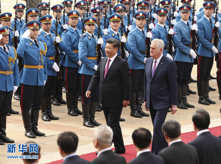 习近平出席塞尔维亚总统尼科利奇举行的欢迎仪式