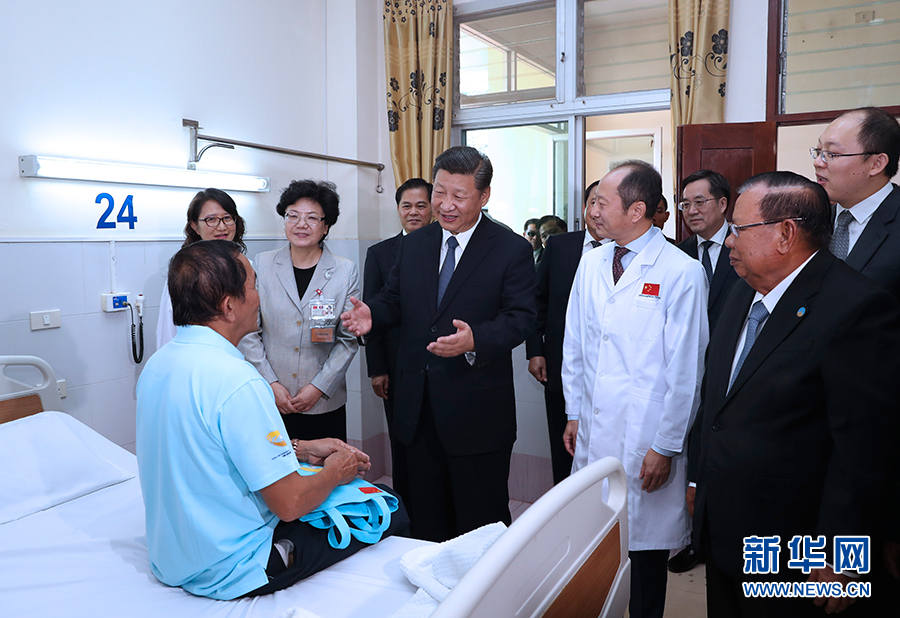习近平同老挝人民革命党中央委员会总书记、国家主席本扬一道出席玛霍索综合医院奠基仪式