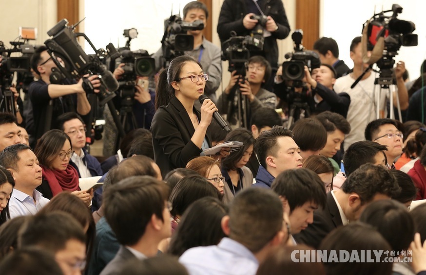 十二届全国人大五次会议举行新闻发布会