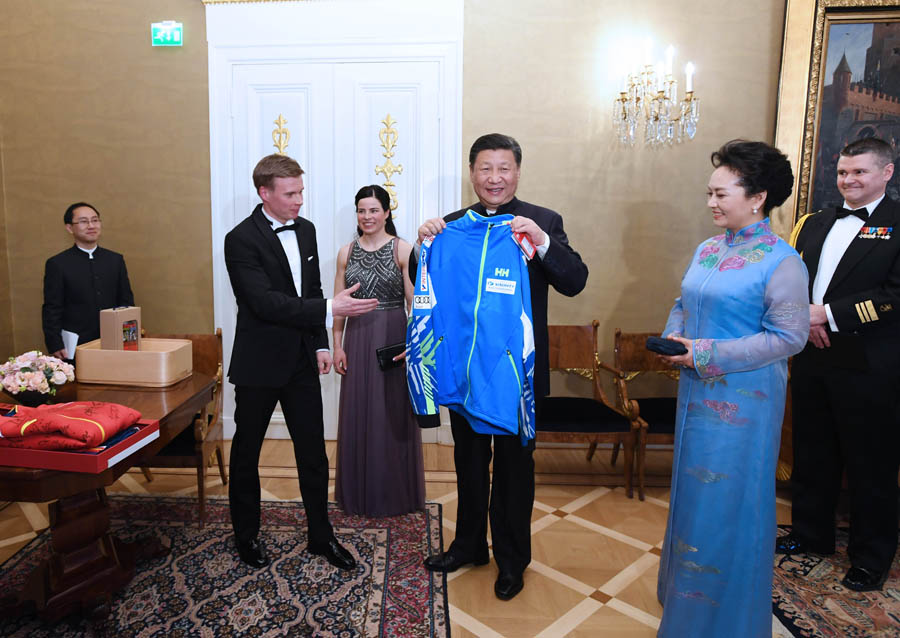 习近平同芬兰总统尼尼斯托共同会见中芬冰雪运动员代表