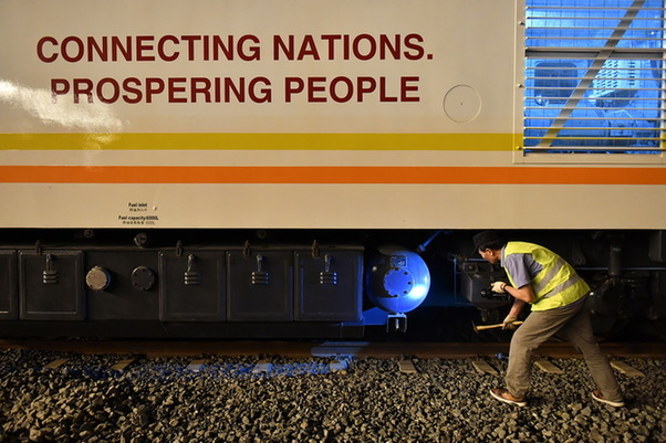 肯尼亚“中国造”蒙内铁路联调联试迎接通车