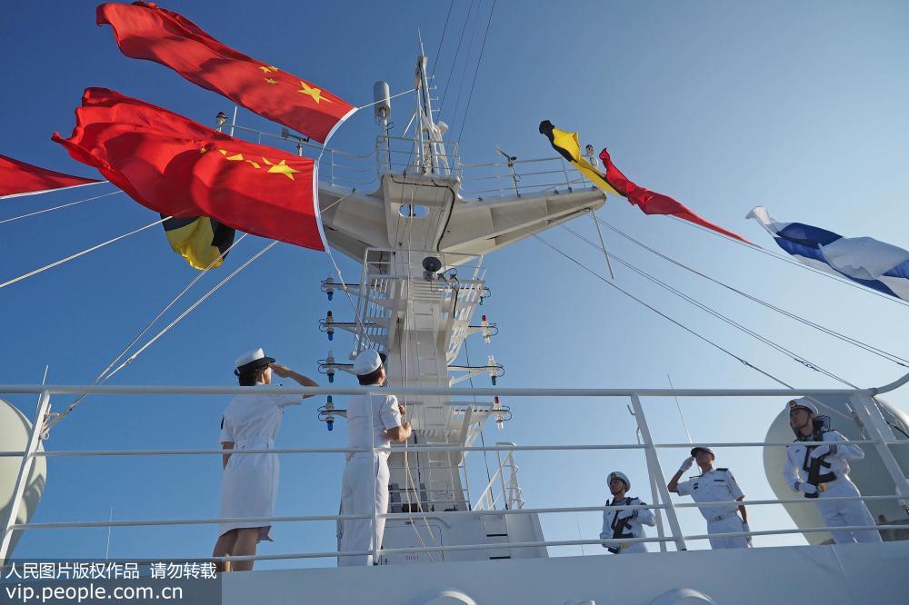 和平方舟在南太平洋举行庆祝建军91周年隆重升旗仪式