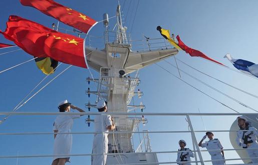 和平方舟在南太平洋举行庆祝建军91周年隆重升旗仪式