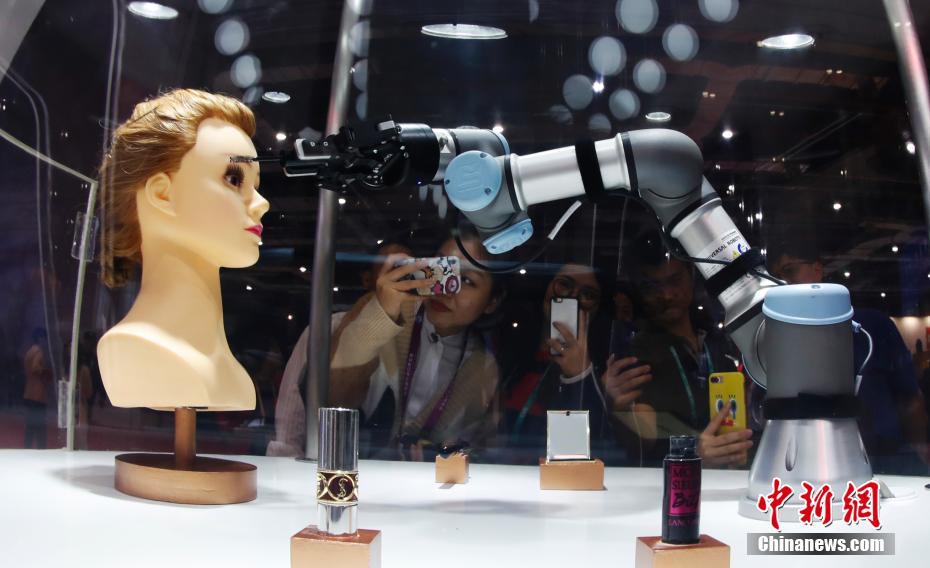 美妆机器人亮相首届进博会夺人眼球