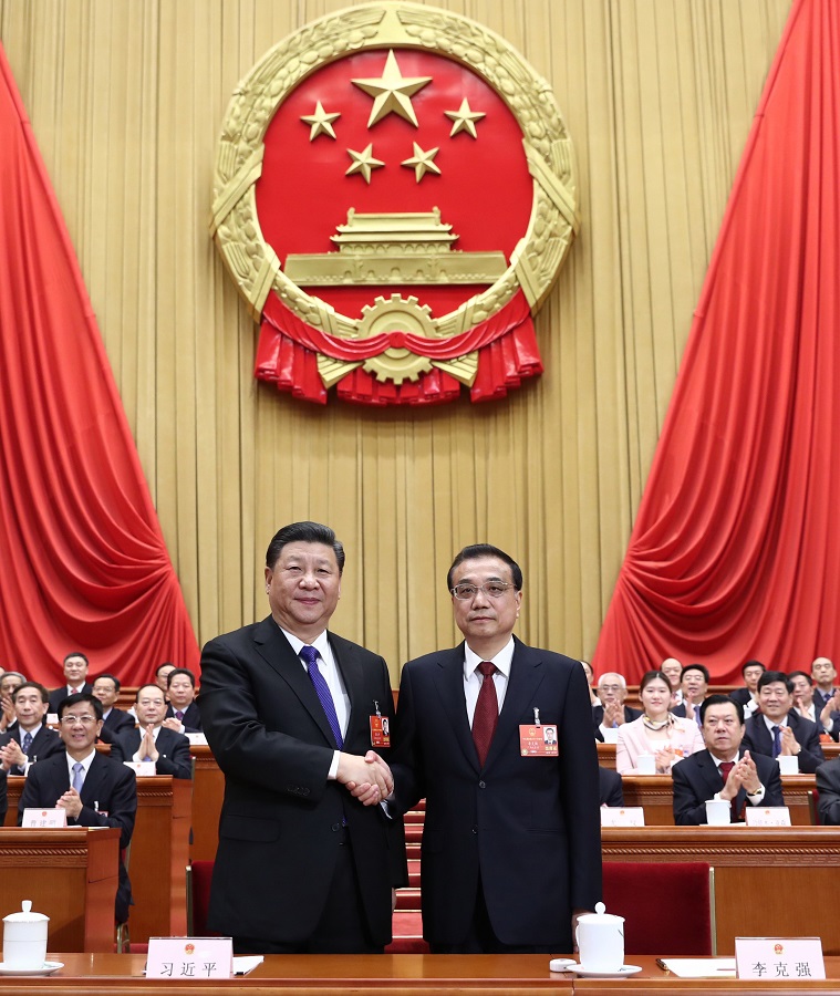 十三届全国人大一次会议举行第六次全体会议 根据国家主席习近平的提名决定李克强为国务院总理 国家主席习近平签署主席令任命