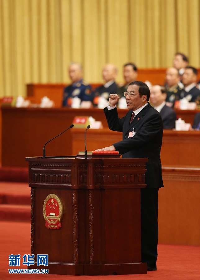 十三届全国人大一次会议举行第六次全体会议 根据国家主席习近平的提名决定李克强为国务院总理 国家主席习近平签署主席令任命