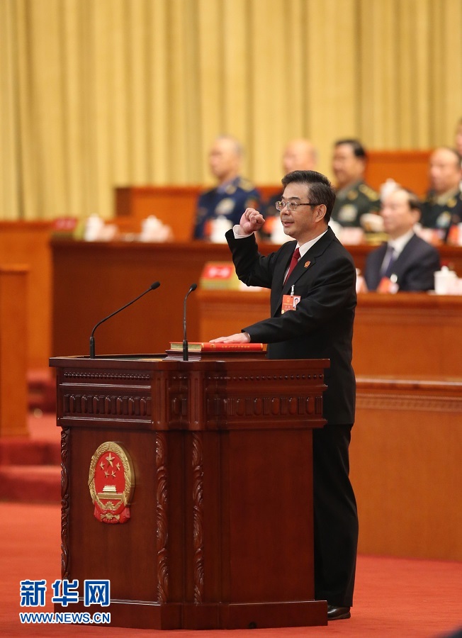 十三届全国人大一次会议举行第六次全体会议 根据国家主席习近平的提名决定李克强为国务院总理 国家主席习近平签署主席令任命