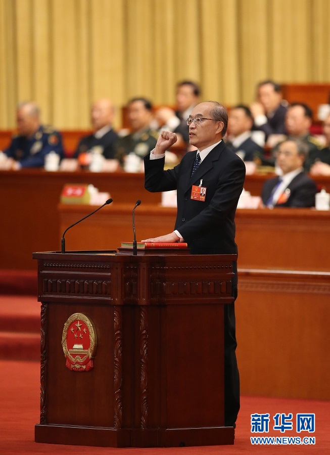 十三届全国人大一次会议举行第六次全体会议 根据国家主席习近平的提名决定李克强为国务院总理 国家主席习近平签署主席令任命