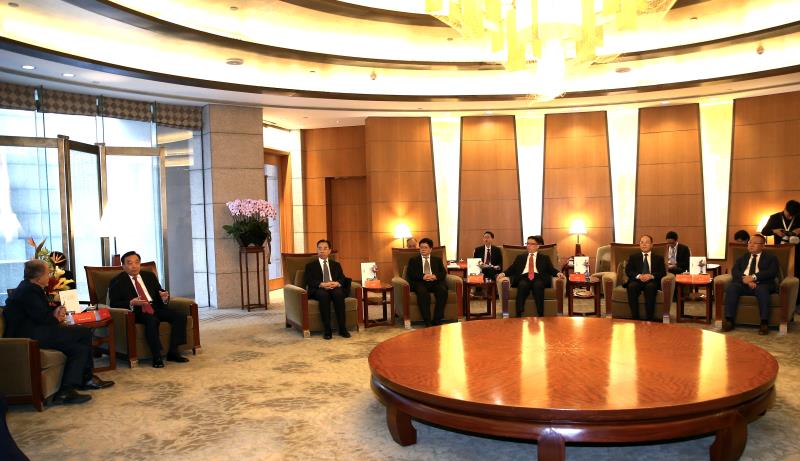 王晨会见出席太湖世界文化论坛第五届年会的外国前政要及海外著名人士