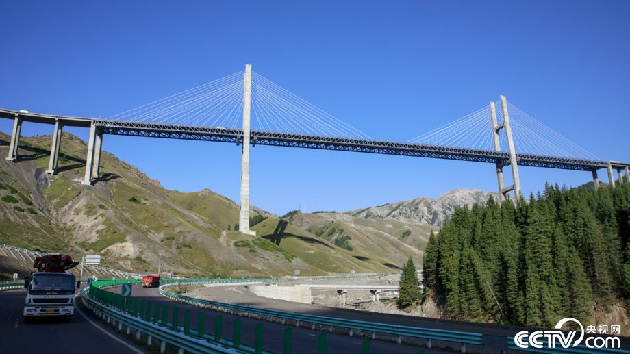 【新时代·幸福美丽新边疆】在中国最长高速公路邂逅新疆第一高桥