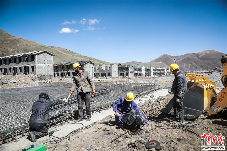 【砥砺奋进的五年】高原上在建的新房子