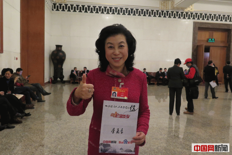 动图：女代表委员点赞“四个全面”